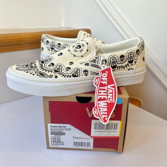 NWT Vans Classic Slip On shoes in black / cream bandana skull skate sneaker - Picture 2 of 13